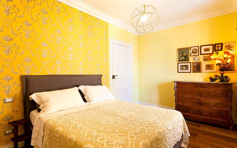 Interno Sorrentino: Mobilia, Interior Design, Giallo, Parete, Camera Da Letto, Letto, Pavimentazione, Pavimento, Camera, Lenzuolo