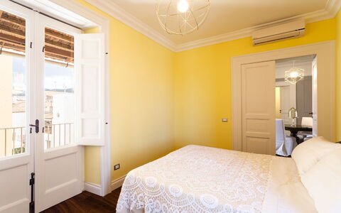 Interno Sorrentino: Camera Da Letto, Interior Design, Giallo, Letto, Legna, Pavimento, Pavimentazione, Lenzuolo, Soffitto, Bedding