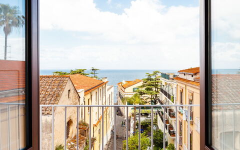 Interno Sorrentino: Appartamento, Balcone, Corrimano, Colonna, Le Scale, Pianta Della Casa