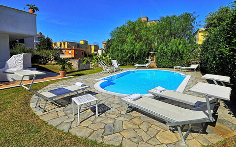 Villa Orlando: Piscina, Mobili Da Esterno, Ricorrere, Lettino, Sedia, Giardino, Backyard, Landscaping, Estate, Shade
