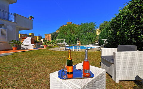 Villa Orlando: Appartamento, Giardino, Landscaping, Cortile, Ricorrere, Shade, Prato, Eco Hotel, Backyard