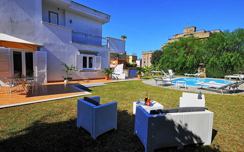 Villa Orlando: Appartamento, Ricorrere, Condominio, Piscina, Landscaping, Cortile, Balcone, Hacienda, Mobili Da Esterno