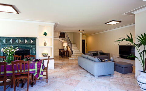 Villa Orlando: Mobilia, Interior Design, Pavimentazione, Pavimento, Parete, Divano, Soffitto, Legna, Soggiorno, Camera
