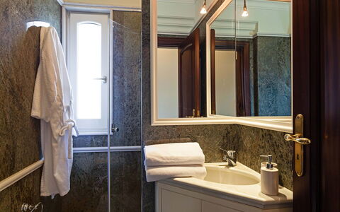 Villa Orlando: Parete, Pavimentazione, Idraulico Fixture, Pavimento, Interior Design, Lavello, Rubinetto, Bagno, Lavandino Del Bagno, Idraulico