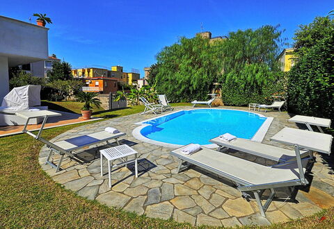 Villa Orlando: Piscina, Mobili Da Esterno, Ricorrere, Lettino, Sedia, Giardino, Backyard, Landscaping, Estate, Shade