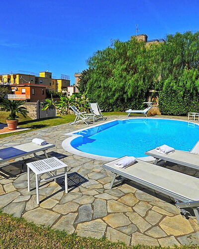 Villa Orlando: Piscina, Mobili Da Esterno, Ricorrere, Lettino, Sedia, Giardino, Backyard, Landscaping, Estate, Shade