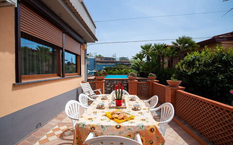Villa Due Golfi: Casa, Vaso Di Fiori, Balcone, Appartamento, Pianta Della Casa, Shade, Color Legno, Hacienda, Sedia