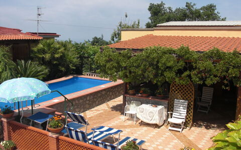 Villa Due Golfi: Piscina, Vaso Di Fiori, Ricorrere, Mobilia, Eco Hotel, Shade, Mobili Da Esterno, Hacienda, Pianta Della Casa, Sedia