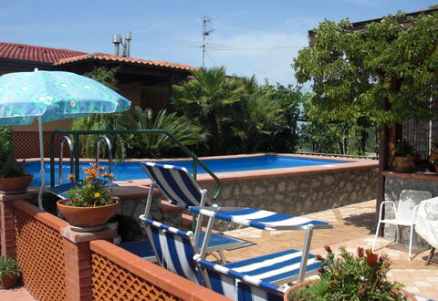 Villa Due Golfi: Mobilia, Piscina, Mobili Da Esterno, Vaso Di Fiori, Ricorrere, Sedia, Shade, Eco Hotel, Pianta Della Casa, Ombrello