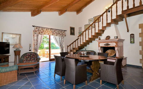Villa Lo Capo: Mobilia, Pavimentazione, Interior Design, Legna, Pavimento, Sedia, Tavolo, Soffitto, Divano, Soggiorno