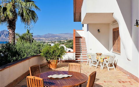 Villa Lo Capo: Shade, Sedia, Balcone, Hacienda, Ricorrere, Eco Hotel, Landscaping, Mobili Da Esterno, Estate, Villa