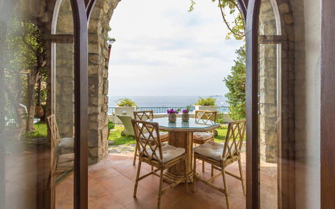 Villa Olivia: Mobilia, Sedia, Interior Design, Tavolo, Mare, Ricorrere, Oceano, Cucina & Sala Da Pranzo Tavolo, Tavolino Da Caffè, Eco Hotel