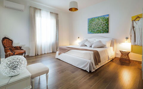 Sun Stone: Mobilia, Interior Design, Pavimentazione, Letto, Pavimento, Legna, Camera Da Letto, Soffitto, Camera, Pavimento In Legno
