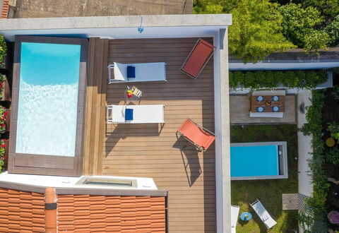 The Ivy Penthouse: Piscina, Materiale Composito, Tempo Libero, Mobili Da Esterno, Ricorrere, Color Legno, Eco Hotel, Shade, Sedia, Deck