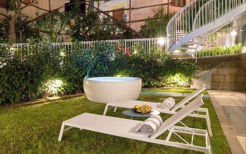 Suite Plumbago: Mobilia, Interior Design, Mobili Da Esterno, Giardino, Sedia, Pianta Della Casa, Backyard, Vaso Di Fiori, Eco Hotel, Shade