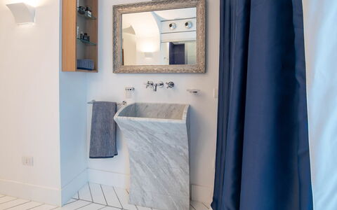 Jacaranda House: Interior Design, Pavimentazione, Idraulico Fixture, Pavimento, Bagno, Idraulico, Piastrella, Rubinetto, Specchio