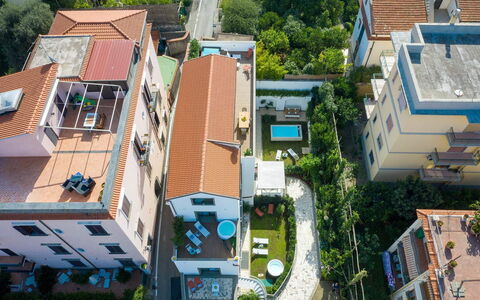 Jacaranda House: Costruzione, Zona Residenziale, Casa, Casa, Quartiere, Cittadina, Tetto, Appartamento, Urban Design, Insediamento Umano