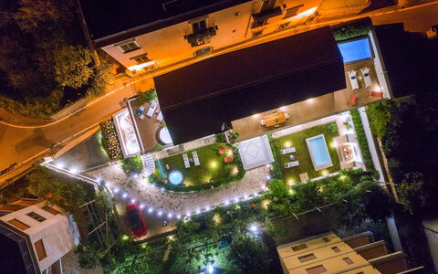 Suite Agave: Notte, Giardino, Piscina, Paesaggio Di Illuminazione, Landscaping, Ricorrere, Backyard, Cortile, Cortile, Visione Globale