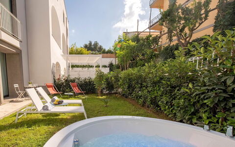 The Ivy Villa: Piscina, Ricorrere, Mobili Da Esterno, Hacienda, Lettino, Balcone, Villa, Hotel, Eco Hotel, Cortile