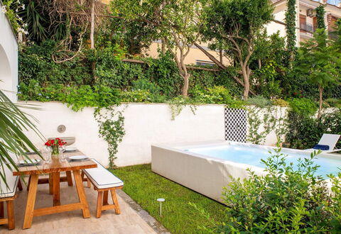 The Ivy Villa: Giardino, Vaso Di Fiori, Mobili Da Esterno, Tempo Libero, Piscina, Pianta Della Casa, Eco Hotel, Backyard, Cortile, Shade