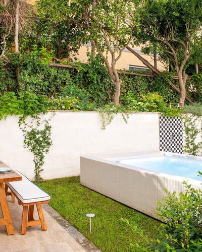 The Ivy Villa: Giardino, Vaso Di Fiori, Mobili Da Esterno, Tempo Libero, Piscina, Pianta Della Casa, Eco Hotel, Backyard, Cortile, Shade