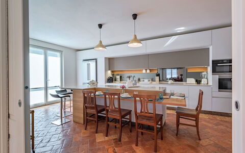 Villa Angela: Mobilia, Interior Design, Pavimentazione, Cucina, Controsoffitto, Pavimento, Legna, Sedia, Soffitto, Cucina & Sala Da Pranzo Tavolo