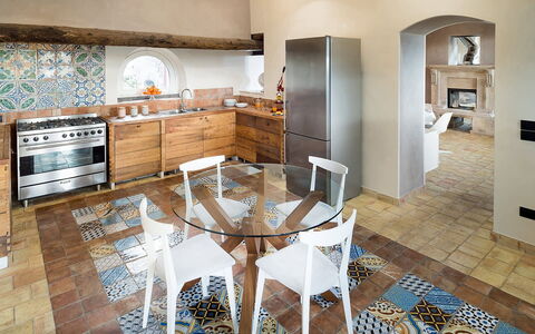 Villa Magical Tower: Mobilia, Pavimentazione, Interior Design, Pavimento, Cucina, Legna, Controsoffitto, Sedia, Illuminazione, Piastrella
