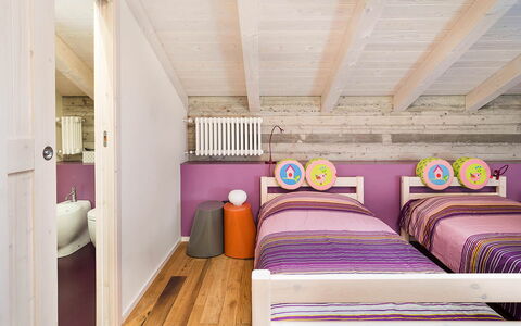 Villa Magical Tower: Mobilia, Interior Design, Camera Da Letto, Letto, Pavimentazione, Pavimento, Legna, Soffitto, Camera, Casa