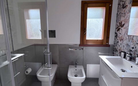 Villa Romy: Bagno, Idraulico Fixture, Lavandino Del Bagno, Lavello, Pavimentazione, Pavimento, Gabinetto, Rubinetto, Interior Design, Toilet Seat