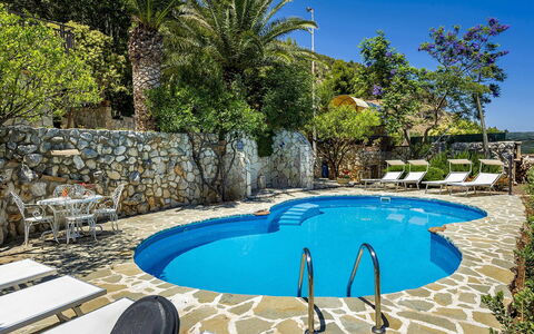 Villa Jamie: Blu, Piscina, Mobili Da Esterno, Ricorrere, Mobilia, Eco Hotel, Flagstone, Shade, Sedia, Tempo Libero