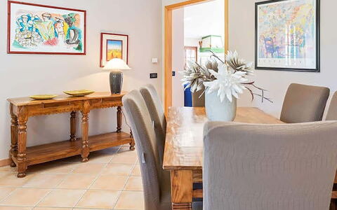 Villa Jamie: Mobilia, Interior Design, Pavimentazione, Tavolo, Pavimento, Legna, Camera, Sedia, Sala Da Pranzo, Cucina & Sala Da Pranzo Tavolo