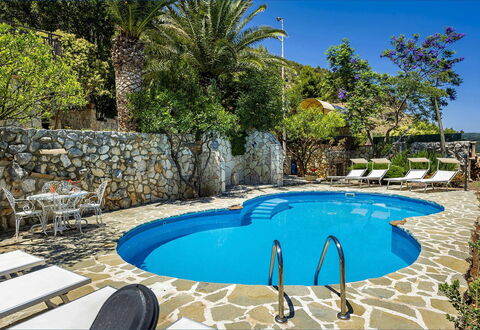 Villa Jamie: Blu, Piscina, Mobili Da Esterno, Ricorrere, Mobilia, Eco Hotel, Flagstone, Shade, Sedia, Tempo Libero