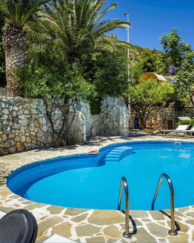Villa Jamie: Blu, Piscina, Mobili Da Esterno, Ricorrere, Mobilia, Eco Hotel, Flagstone, Shade, Sedia, Tempo Libero