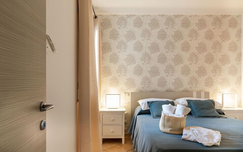 Ninfa: Interior Design, Mobilia, Parete, Camera Da Letto, Letto, Legna, Pavimento, Pavimentazione, Lenzuolo, Tessile