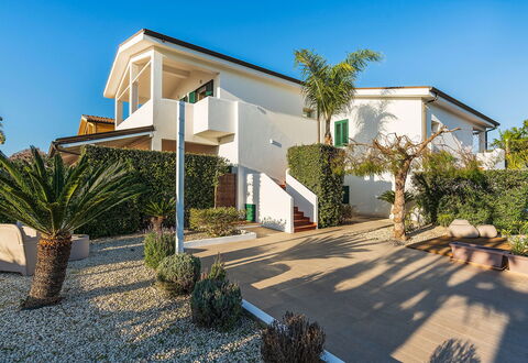 Ninfa: Costruzione, Zona Residenziale, Casa, Casa, Architettura, Facciata, Arbusto, Tetto, Estate