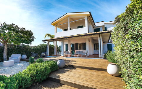 Stella Marina: Casa, Zona Residenziale, Casa, Estate, Shade, Portico, Villa, Landscaping, Dimora, Giardino