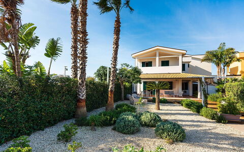 Stella Marina: Zona Residenziale, Casa, Architettura, Casa, Arbusto, Estate, Giardino, Landscaping, Driveway