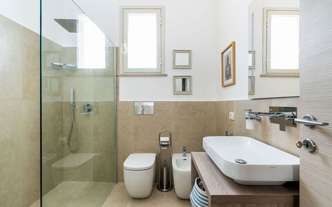Stella Marina: Bagno, Interior Design, Pavimentazione, Idraulico Fixture, Pavimento, Parete, Lavello, Gabinetto, Lavandino Del Bagno, Rubinetto