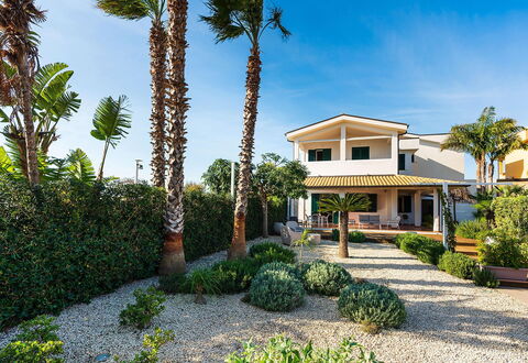 Stella Marina: Zona Residenziale, Casa, Architettura, Casa, Arbusto, Estate, Giardino, Landscaping, Driveway