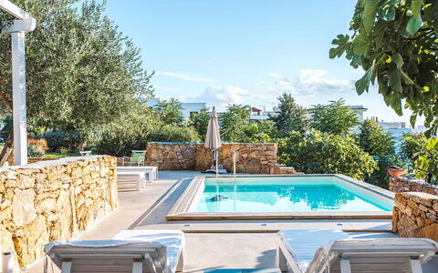 Villa la Rezza: Blu, Piscina, Materiale Composito, Mobili Da Esterno, Ricorrere, Eco Hotel, Estate, Shade, Sedia, Villa