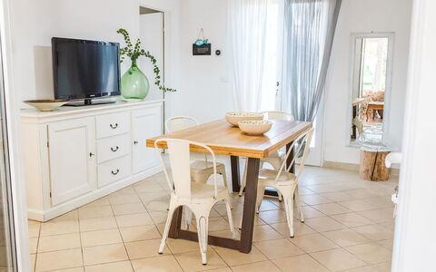 Villa la Rezza: Mobilia, Legna, Tavolo, Interior Design, Pavimentazione, Cucina & Sala Da Pranzo Tavolo, Sedia, Sala Da Pranzo, Pavimento, Camera