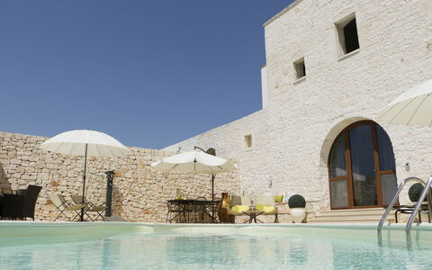Masseria San Michele: Parete, Mobili Da Esterno, Estate, Piscina, Muro ​​Di Pietra, Villa, Flagstone, Hacienda, Lettino, Caravanserraglio