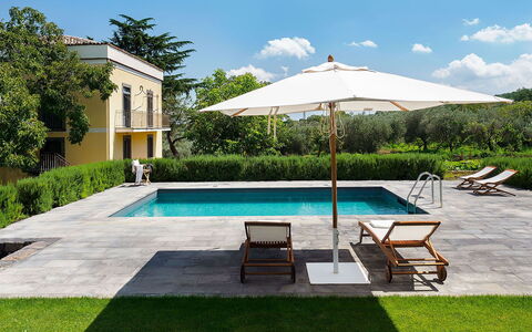 Villa Alcantara: Piscina, Ombrello, Mobili Da Esterno, Ricorrere, Mobilia, Shade, Giardino, Sedia, Prato, Estate