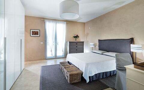 Villa Orangella: Mobilia, Interior Design, Letto, Parete, Pavimentazione, Pavimento, Camera Da Letto, Legna, Soffitto, Camera
