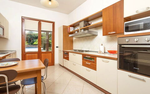 Villa Acquamarina: Cucina, Controsoffitto, Elettrodomestico Da Cucina, Legna, Cabinetry, Pavimentazione, Apparecchio Major, Interior Design, Mobilia, Casa