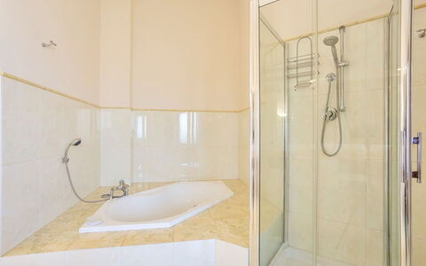 Villa Acquamarina: Pavimentazione, Pavimento, Interior Design, Idraulico Fixture, Bagno, Soffitto, Camera, Doccia, Idraulico, Rubinetto