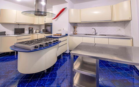 Villa Grazia: Cucina, Pavimentazione, Interior Design, Elettrodomestico Da Cucina, Controsoffitto, Apparecchio Major, Cucina Stufa, Pavimento, Soffitto, Illuminazione