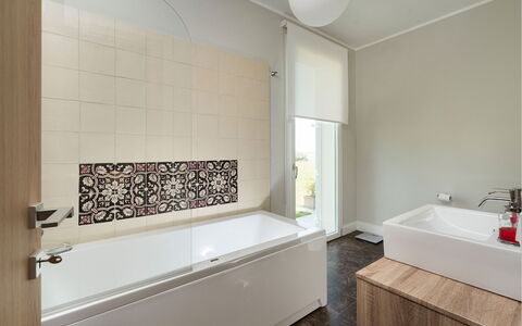 Green Hill: Vasca Da Bagno, Pavimentazione, Idraulico Fixture, Bagno, Pavimento, Interior Design, Rubinetto, Idraulico, Piastrella, Camera