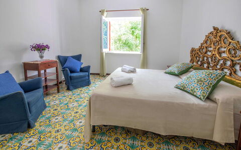 Apartment Amina: Pavimentazione, Pavimento, Interior Design, Mobilia, Camera Da Letto, Pianta Della Casa, Vaso Di Fiori, Biancheria, Hotel, Letto