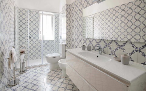 Apartment Amina: Pavimentazione, Pavimento, Piastrella, Interior Design, Bagno, Idraulico Fixture, Design